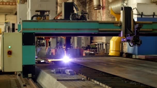 Plazmové řezání kovu na automatické laserem, laserové plazmový řezací stroj pro řezání dílů z kovu, výroba kovů — Stock video