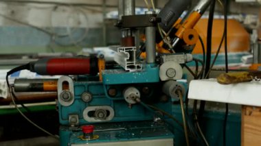 Üretim ve üretim pvc pencere, pvc pencere, yakın çekim, pvc profil üretimi için bir matkap bir pvc profil üzerinde delik erkek işçi matkaplar