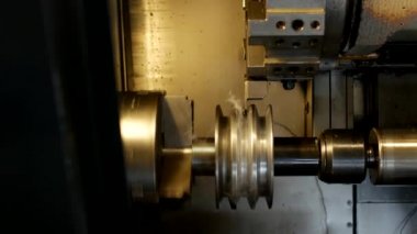 CNC Torna metal iş parçası kasnak, metal işleme, metal işleme-yakın çekim için modern Torna parçası ortaya çıkarır