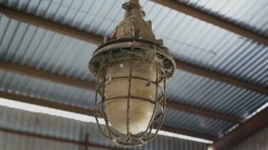 örümcek ağı içinde kaplı paslı ve kirli fener