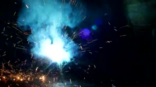 Welder welds a metal part, a lot of sparks and smoke, close-up, welding, close-up, construction — Stock Video