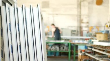 Montaj ve pvc pencereler, arka planda, bitmiş ürünler ile alışveriş imalat üretim işçi iş parçası profil makinesi, ayarlar işçi
