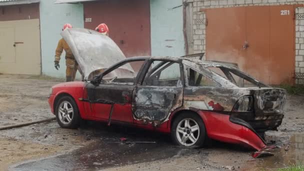 BOBRUISK, BELARUS - 25 DE JULIO DE 2018: bomberos o bomberos apagan un automóvil en llamas después de la autoignición — Vídeos de Stock