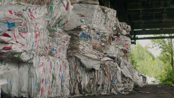 Sbalené odpadky z polyethylenu v recyklaci společnosti — Stock video