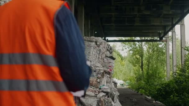 Inspecteur en verpakt afval van polyethyleen in recycling bedrijf — Stockvideo