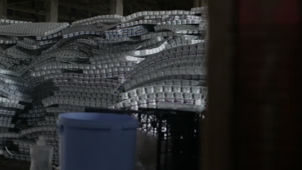 Sala de armazenamento de latas de plástico na empresa de reciclagem — Vídeo de Stock