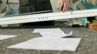 Üretim ve üretim pvc pencere, bir erkek işçi olduğunu bir pvc profil parça ölçme ve işaretleme bir marker ile şerit metre