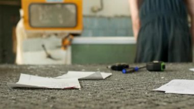 Üretim ve üretim pvc pencere, pvc profil içine kesme adam yükler makine ve pvc pencere daha fazla montaj için sığdırmak için keser
