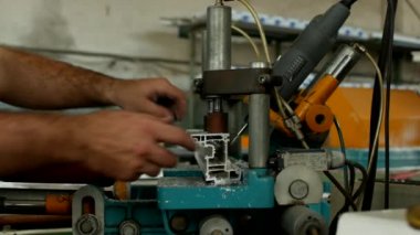 Üretim ve üretim pvc pencere, pvc profil üretimi pvc pencere, yakın çekim, tezgah için delme bir makine üzerinde delik erkek işçi matkaplar