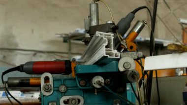 Üretim üretim ve üretim pvc pencere, pvc pencere, yakın çekim, üretim için bir matkap bir pvc profil üzerinde erkek işçi matkaplar delik
