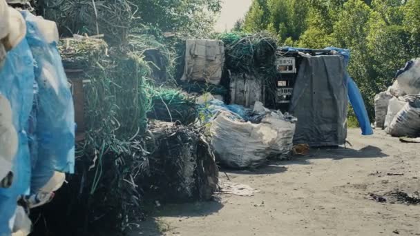 Basura envasada de polietileno en la fábrica de reciclaje — Vídeos de Stock