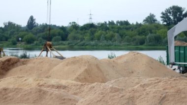 Bir büyük kova vinç kepçe talaş yükleme için toplar bir yük araba, yakın çekim, kepçe