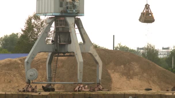 Cargo hamnkranen extrakt floden sand, produktion — Stockvideo