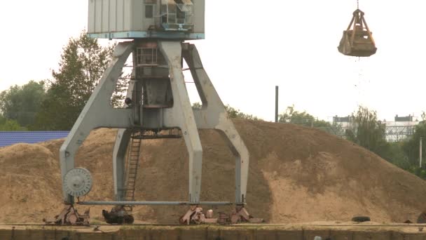 Grúa de carga portuaria extrae arena del río, producción — Vídeo de stock