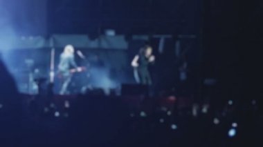 vokalist ve gitarist bulanık rock konseri sırasında sahne alanı'nda gerçekleştirir
