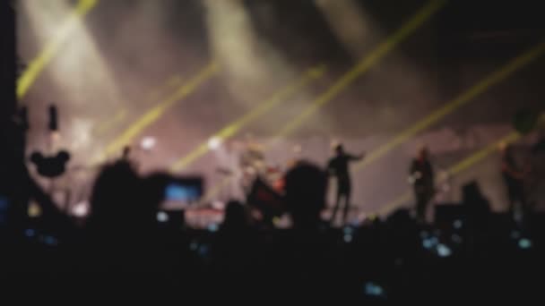 Rocková kapela je na jevišti hudebního festivalu, rozmazané zpomalené — Stock video