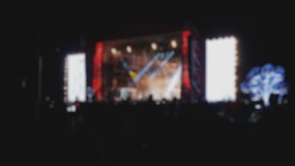 Etapa durante la actuación de una banda de rock, borrosa, efecto de baja velocidad de obturación — Vídeos de Stock