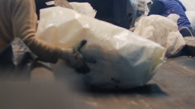 Çöp, el emeği, pis iş, konveyör bant sıralama için bitki