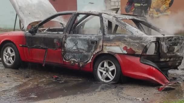 Pompiers ou pompiers verser de l'eau sur une voiture brûlée, auto n'était pas assuré — Video