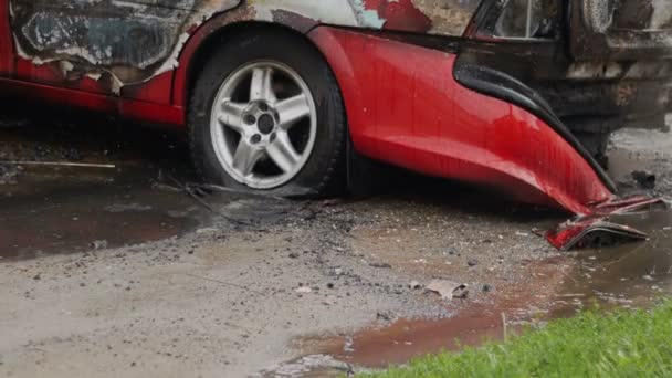 Carro queimado após o incêndio, automóvel não estava segurado — Vídeo de Stock