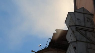 Hava kirliliği fabrikası, maddelerin aşırı miktarda tarafından havaya tanıttı