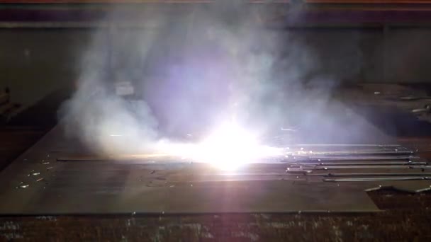 Plasmaskärning av metall på en modern lasermaskin, närbild, produktion av plasma skärande, industriell — Stockvideo