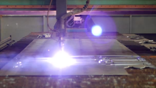 Plasma cutting of metal on a modern laser machine, close-up, production of plasma metal cutting, working — Stock Video