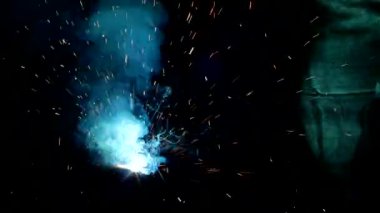 Metal bir parça, bir sürü yol açtı ve duman, yakın çekim, kaynak, yakın çekim, kıvılcım Kaynakçı Kaynak