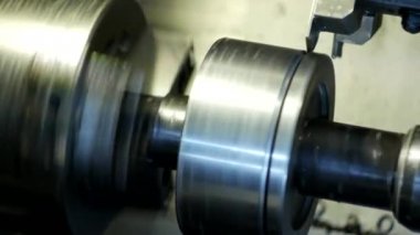 CNC Torna metal iş parçası kasnak, metal işleme, yakın çekim, işlem için modern Torna parçası ortaya çıkarır