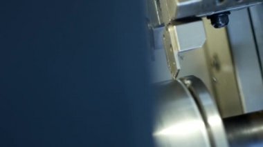 CNC Torna metal iş parçası kasnak, metal işleme, yakın çekim, çelik için modern Torna parçası ortaya çıkarır