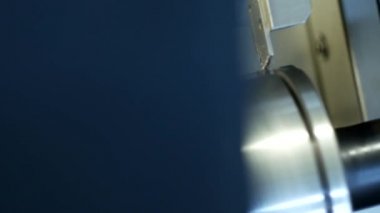 CNC Torna metal iş parçası kasnak, metal işleme, yakın çekim, üretim için modern Torna parçası ortaya çıkarır