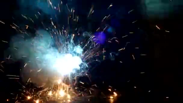 Welder welds a metal part, a lot of sparks and smoke, close-up, welding, close-up, industry — Stock Video