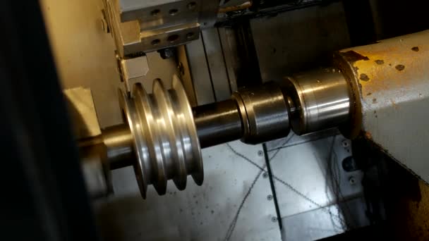 Tour CNC tire une partie de la poulie de la pièce métallique, tour moderne pour le traitement des métaux, gros plan, machine — Video