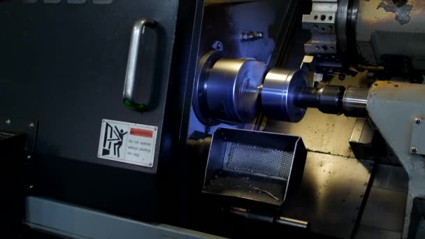 CNC draaibank trekt een deel van het metalen werkstuk katrol, moderne draaibank voor metaalverwerkende, close-up, industriële — Stockvideo