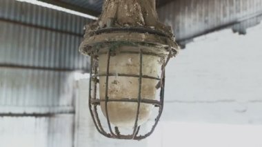 örümcek ağı içinde kaplı paslı ve tozlu fener