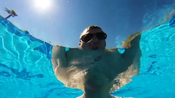 Homem Feliz Com Óculos Pretos Fica Piscina Vista Cabeça Debaixo — Vídeo de Stock