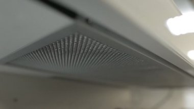 Yeni modern mutfak hood, yakın çekim, elektrik yağ filtresi