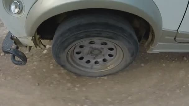 Rueda con neumático de coche todo terreno a lo largo de la carretera rocosa — Vídeos de Stock