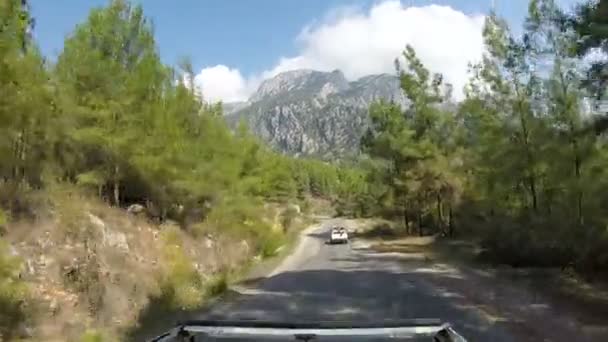 Їзда на позашляховику вздовж скелястого маршруту — стокове відео