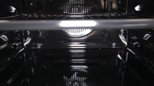 Черная стильная и современная газовая плита с конвекцией, крупным планом, вид изнутри, гриль — стоковое видео