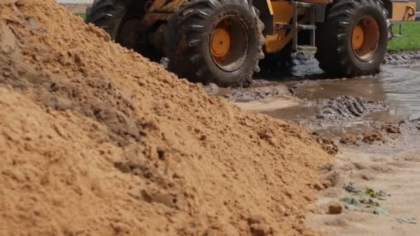 Große gelbe Gabelstapler-Baumaschinen fahren Schlamm, Zeitlupe — Stockvideo