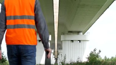 Baş Müfettiş araba köprü nehir, Müfettiş ve köprü üzerinde inceliyor