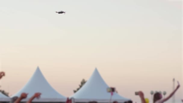 Helikopter insanlar ve çekim müzik konser kalabalık üzerinde uçar — Stok video