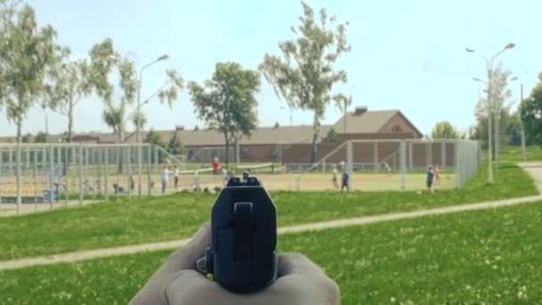 Armas com pistola visa crianças ao ar livre, segurança infantil, visão em primeira pessoa — Vídeo de Stock