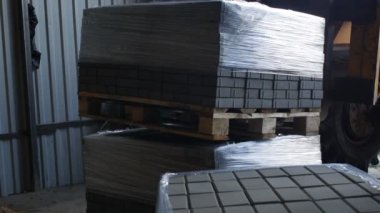 Yükleyici yükler kilitli beton döşeme bitmiş