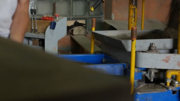 Proceso de producción de acera de hormigón en forma de ladrillo — Vídeos de Stock