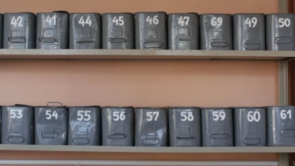 Stary ponumerowane pojemniki lub przypadkach stoją na półkach — Wideo stockowe