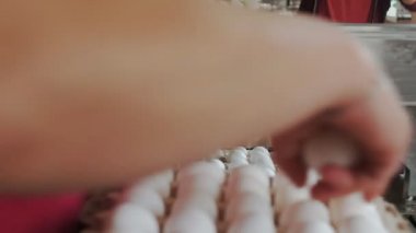 Tavuk yumurta karton tabaklarda çiftlik eline tarafından ambalaj