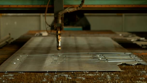 Плазменная резка металла на автоматической лазерной машине, машина лазерной плазменной резки для резки деталей из металла, производства, автоматизированной — стоковое видео