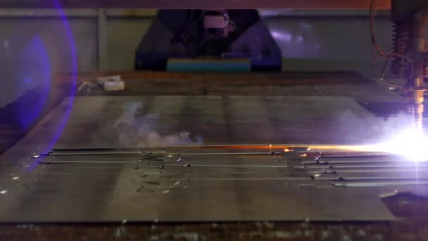 Plazmowe cięcie metalu na maszynie automatyczny laser, laserowe cięcie plazmowe do cięcia części z metalu, produkcja, zbliżenie — Wideo stockowe
